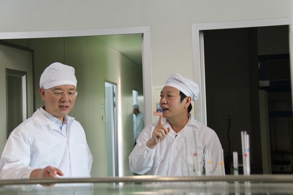 2013-姜建军在k8凯发天生赢家·一触即发实验室调研